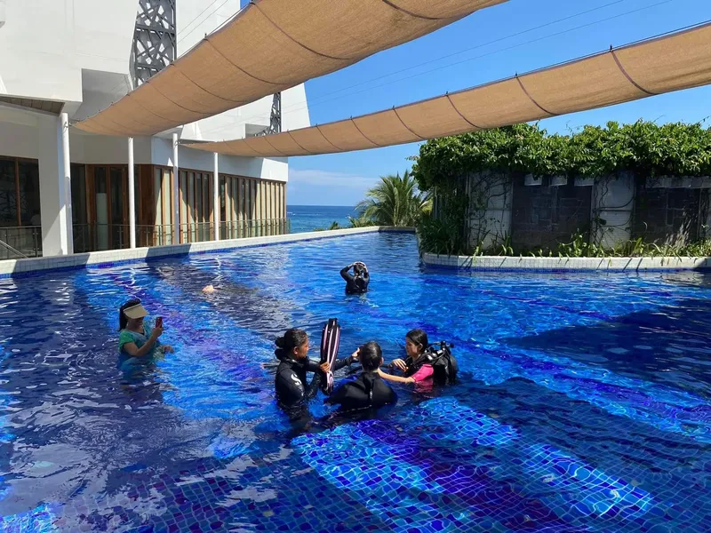 Des plongeurs en formation dans une piscine, préparation et briefing