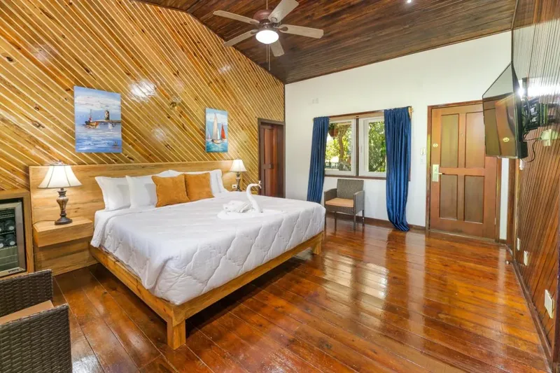 Chambre d'hôtel avec lit double, décoration bois et ambiance chaleureuse