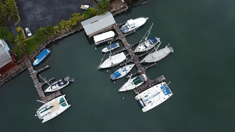 Vue aérienne de plusieurs bateaux amarrés dans un port tropical