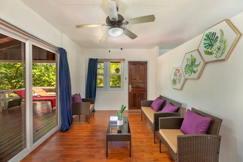 Espace détente intérieur avec mobilier en rotin et décoration tropicale