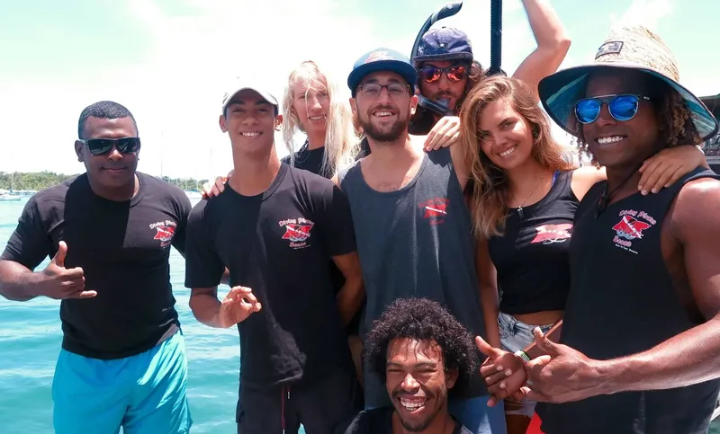 Groupe de personnes souriantes sur un bateau en mer, ambiance détendue