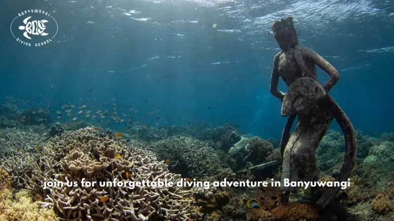 Statue immergée colonisée par la vie marine sur un récifal corallien