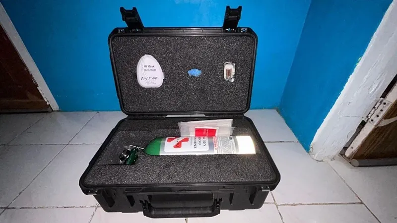 Une bouteille de plongée et un masque dans une mallette de transport noire