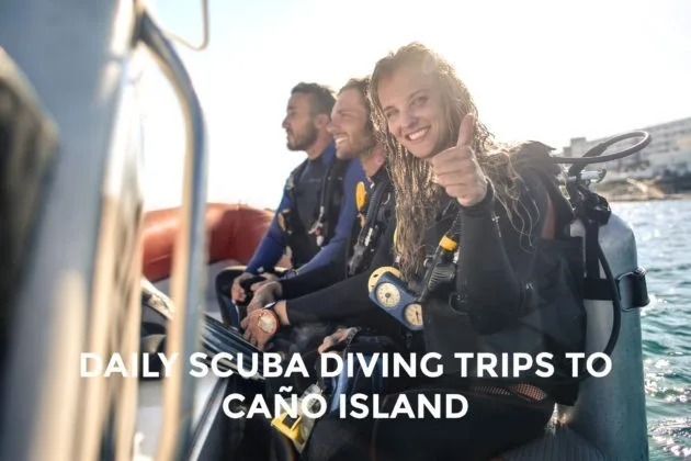 Plongeurs souriants sur un bateau, prêts pour une excursion à Cano Island