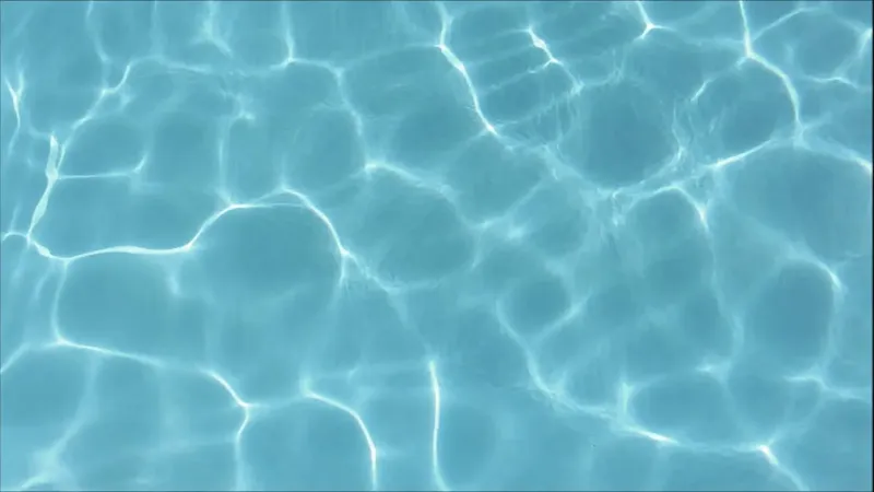 Reflets lumineux sur l'eau, surface ondulée, bleu turquoise, ambiance marine