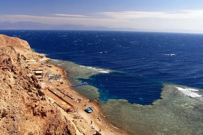 Vue aérienne d'un centre de plongée avec plage et mer bleue