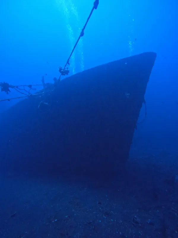 Épave de bateau coulé reposant sur le fond marin sablonneux