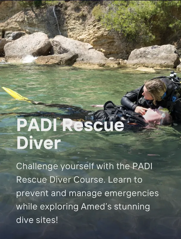 Plongeur en formation PADI Rescue Diver nageant en eau turquoise