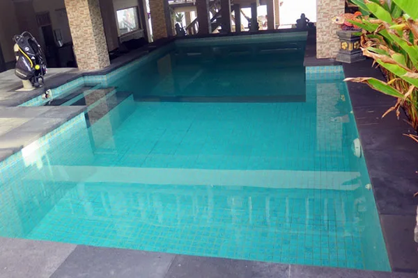 Piscine de formation avec une bouteille et un détendeur