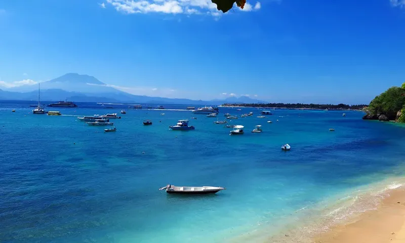 Vue panoramique d'une baie avec des bateaux et une montagne