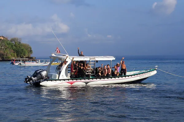 Groupe de personnes sur un bateau semi-rigide en mer