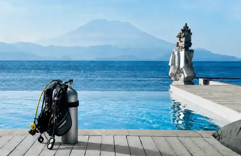 Equipement de plongée près d'une piscine à débordement avec vue mer