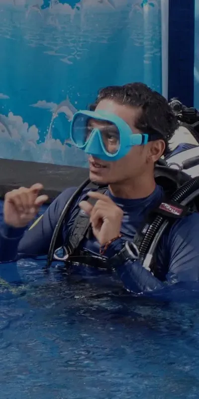 Plongeur en formation avec masque et gilet dans une piscine