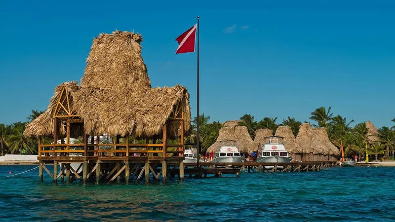 Plage tropicale avec des bateaux amarrés à un ponton en bois
