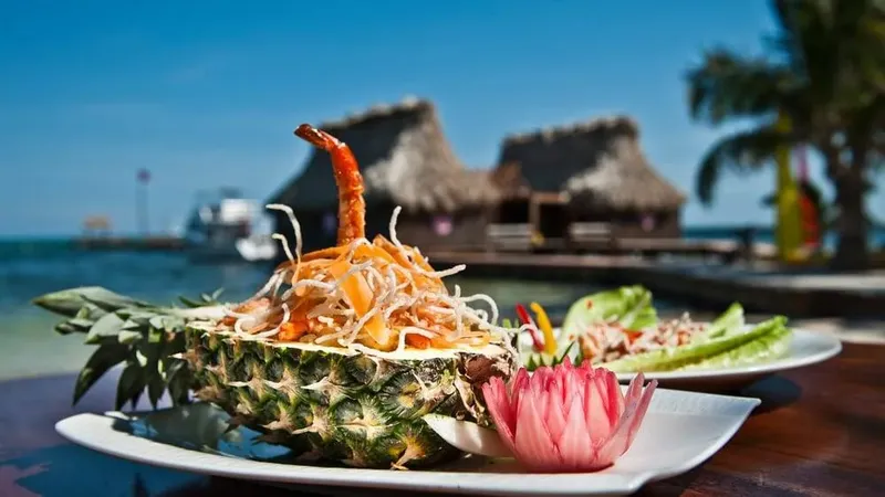 Salade de fruits de mer servie dans un ananas sur une plage