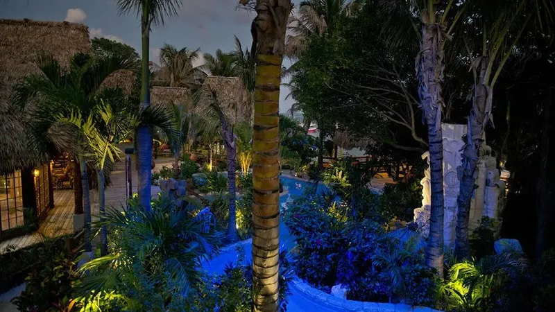 Vue nocturne d'un centre de plongée tropical avec végétation luxuriante