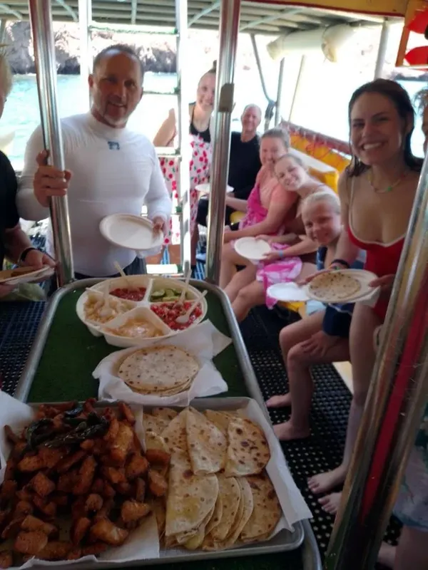 Planche de nourriture servie à des passagers sur un bateau de plongée
