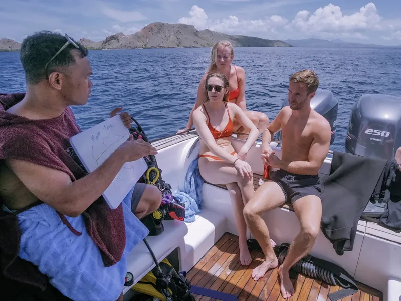 Plongeurs sur un bateau en mer, briefing avant une immersion