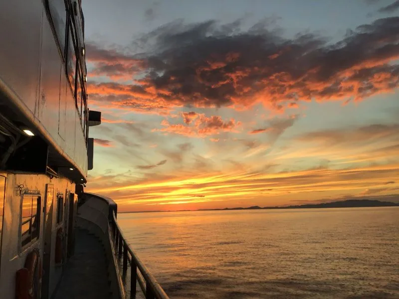 Coucher de soleil sur la mer vu depuis le bateau de plongée