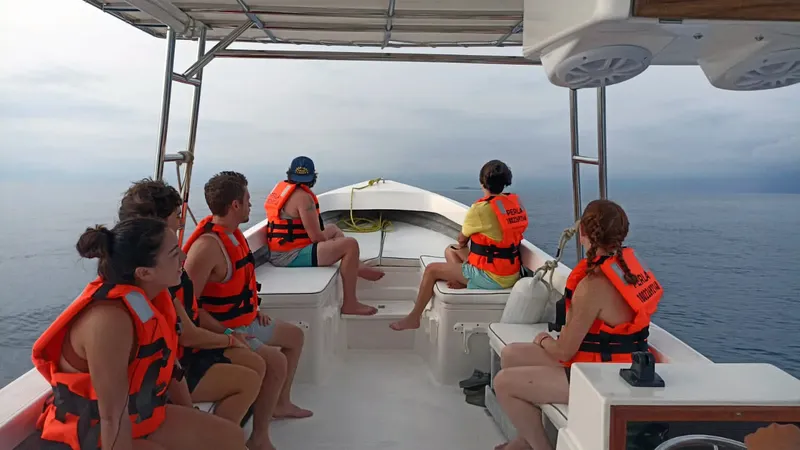 Groupe de personnes en gilets de sauvetage sur un bateau en mer