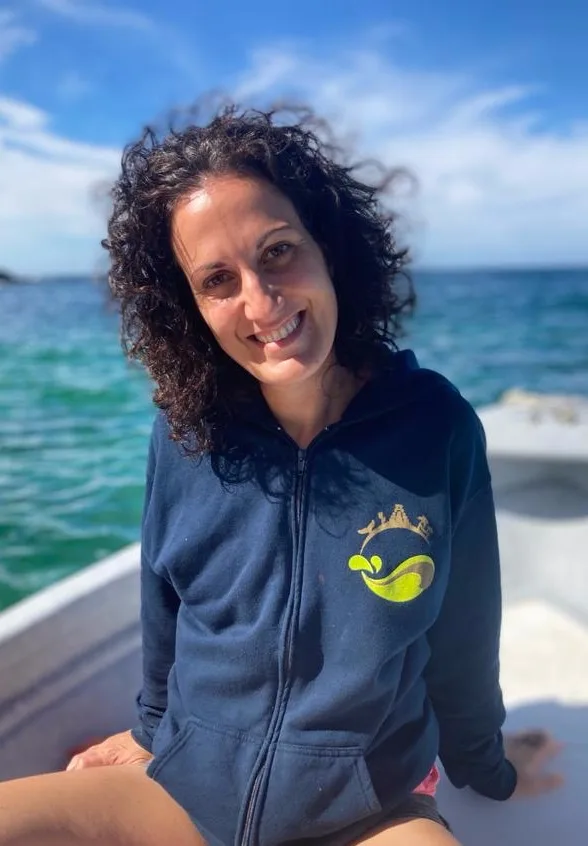 Femme souriante sur un bateau, en mer, temps ensoleillé