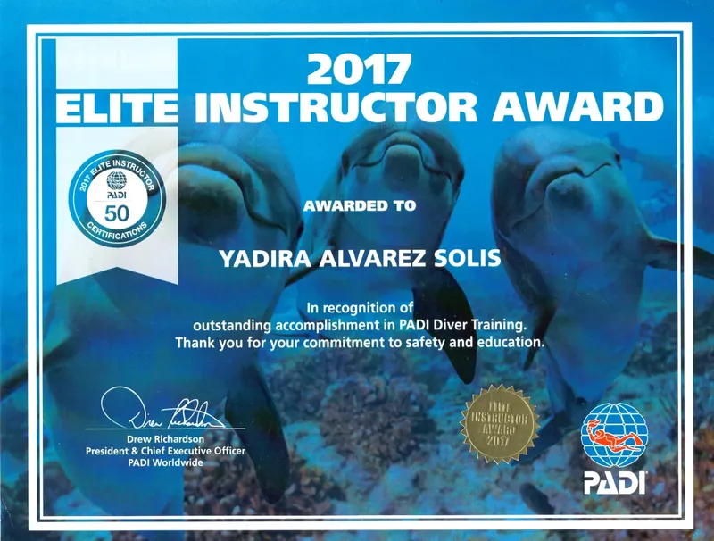 Certificat PADI Elite Instructor Award 2017 avec des poissons coralliens