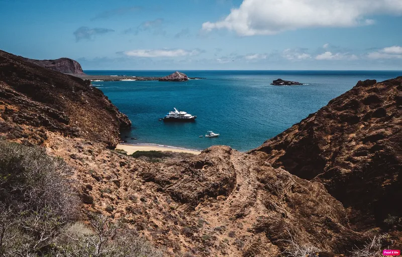Vue aérienne d'une crique avec des bateaux et des falaises rocheuses