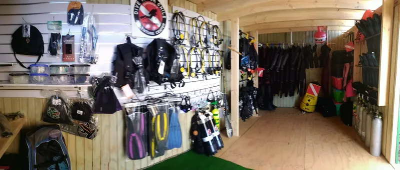 Intérieur d'un magasin de plongée avec équipements et accessoires exposés