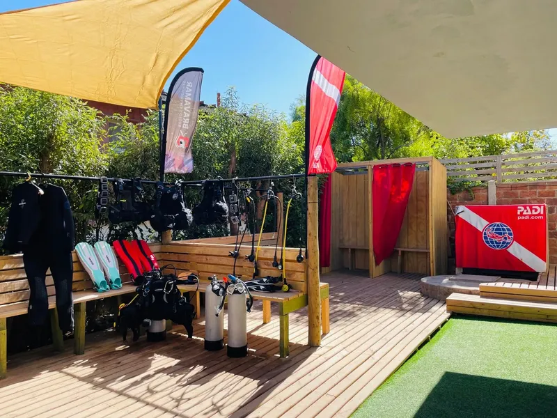Equipement de plongée exposé sur une terrasse en bois ensoleillée