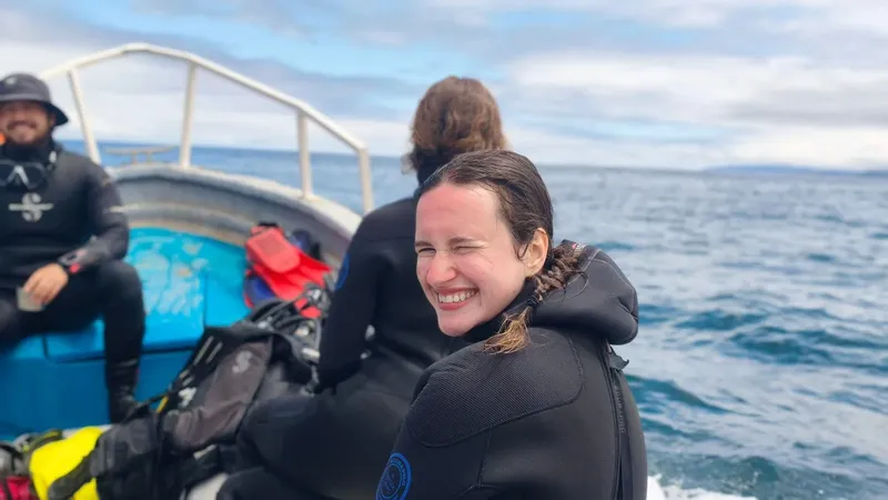 Plongeurs souriants à bord d'un bateau de plongée en mer