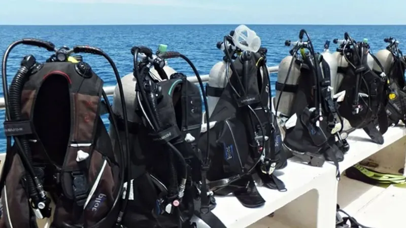 Equipements de plongée alignés sur le pont d'un bateau en mer