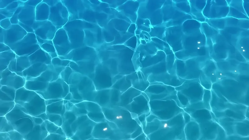 Eau turquoise et claire avec reflets lumineux et ondulations douces