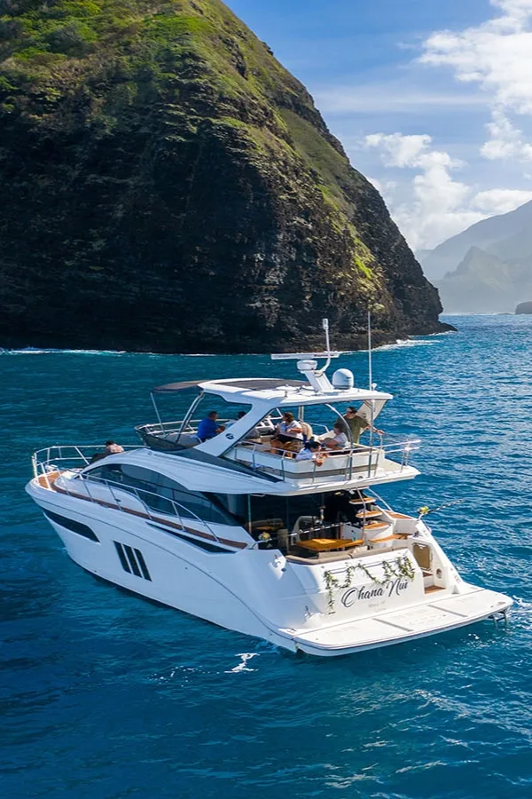 Yacht de luxe naviguant en mer avec des passagers à bord