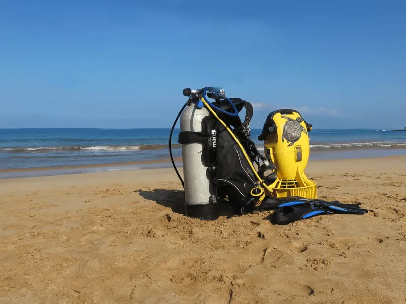 Equipement de plongée complet sur une plage de sable ensoleillée
