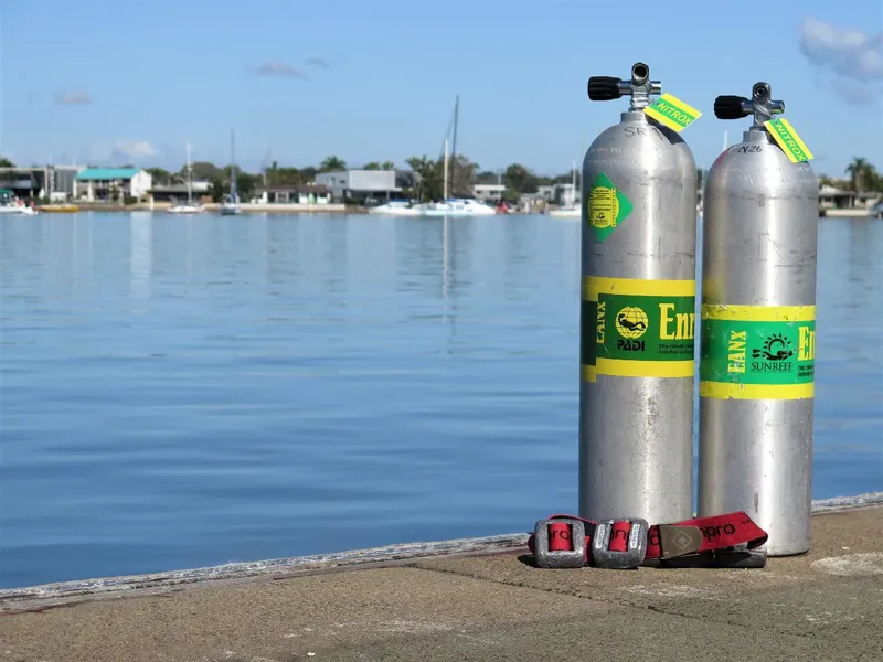 Deux bouteilles de plongée en aluminium sur une plage ensoleillée