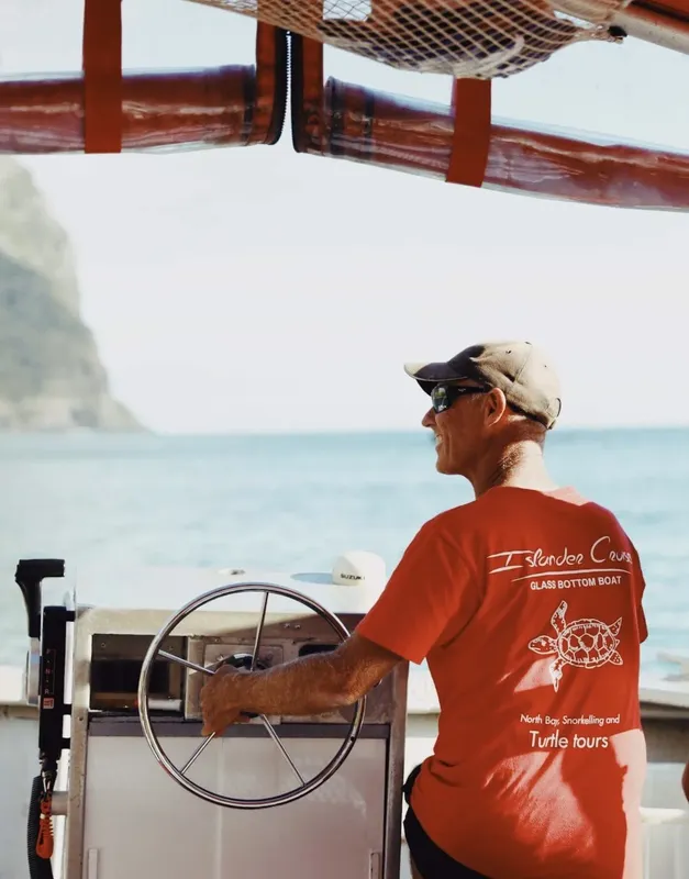 Homme conduisant un bateau avec vue sur la mer et le rivage