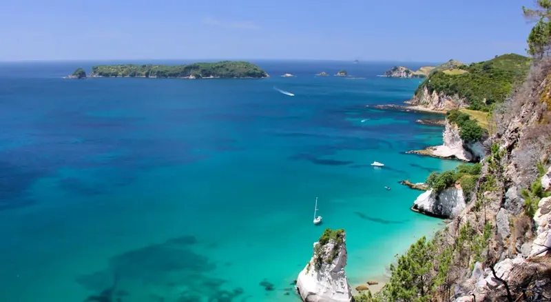 Vue aérienne d'une côte rocheuse avec des bateaux en mer