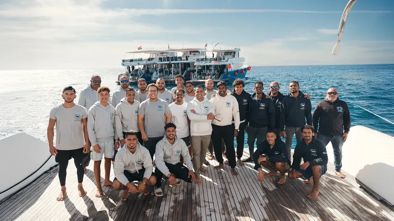 Groupe de personnes souriantes posant sur le pont d'un bateau en mer