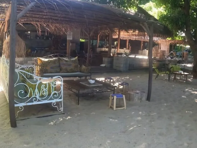 Espace détente extérieur avec mobilier de jardin et toiture en chaume