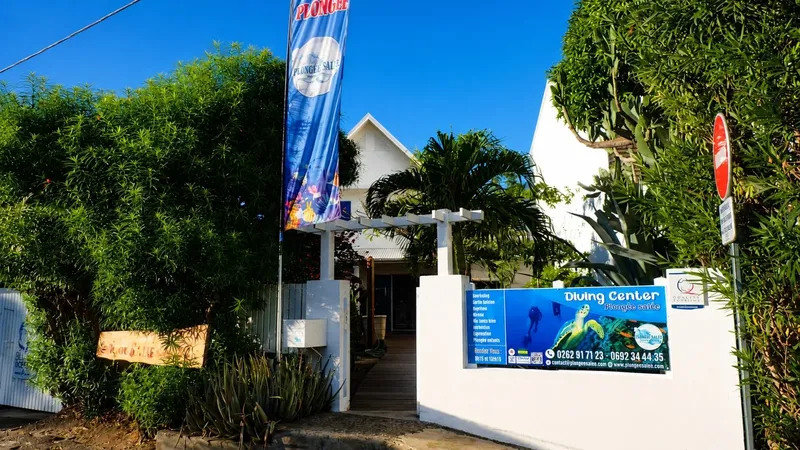 Façade d'un centre de plongée avec une banderole et un panneau publicitaire