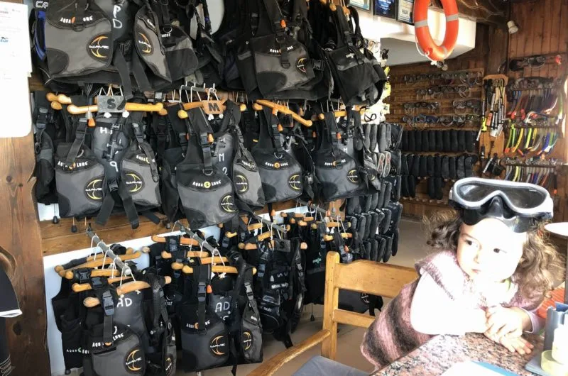 Rangées de gilets de sauvetage et enfant avec masque de plongée