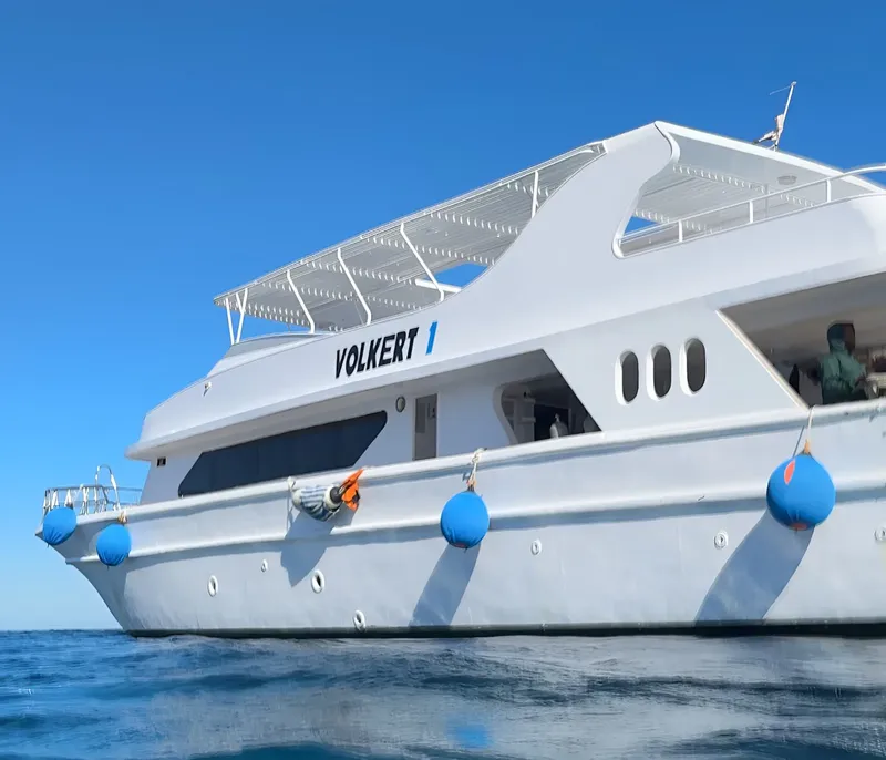 Grand bateau de plongée blanc sur une mer bleue calme