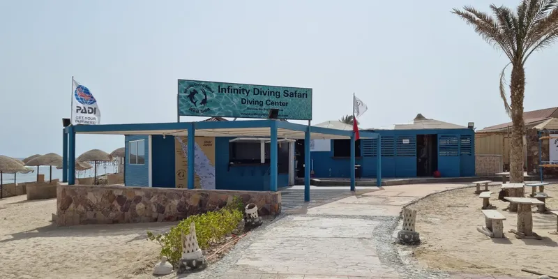 Façade d'un centre de plongée avec enseigne et drapeau PADI