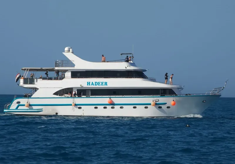 Grand bateau de plongée blanc et bleu avec des passagers à bord