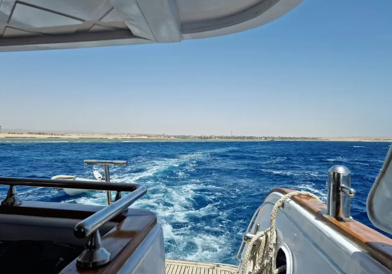 Vue depuis un bateau de plongée en mer, côte désertique lointaine