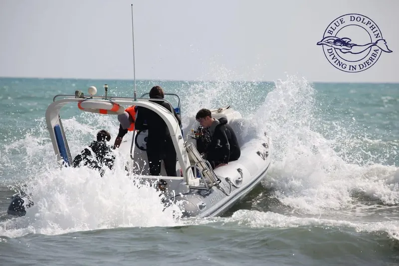 Plongée : des personnes à bord d'un bateau semi-rigide en mer
