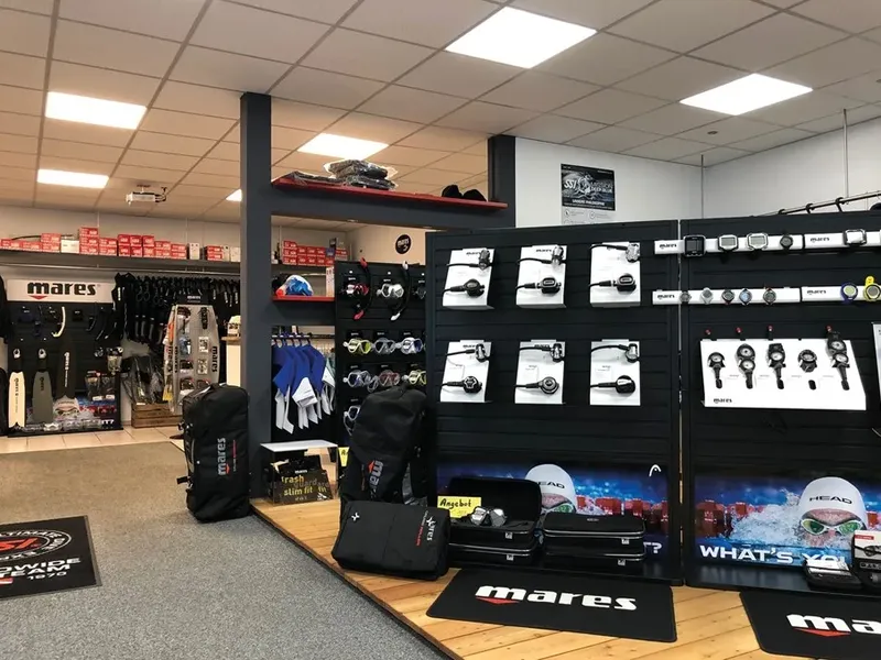 Boutique de plongée avec équipements, gilets, détendeurs et accessoires