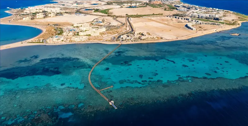 Vue aérienne d'une île avec un ponton d'accès à la mer