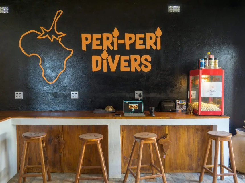 Bar avec des tabourets, carte de l'Afrique et nom du centre