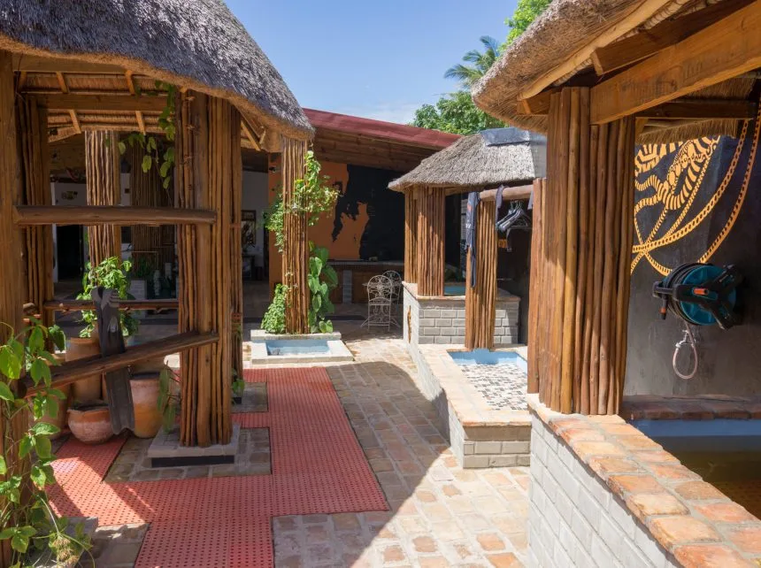 Cour intérieure d'un centre de plongée avec architecture en bois et végétation